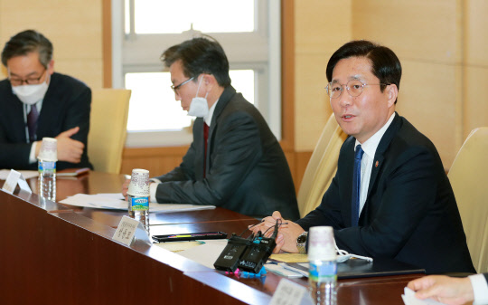 성윤모 산업통상자원부 장관이 코로나19 관련 국책연구원장 간담회를 주재하고 있다. 산업통상자원부 제공.